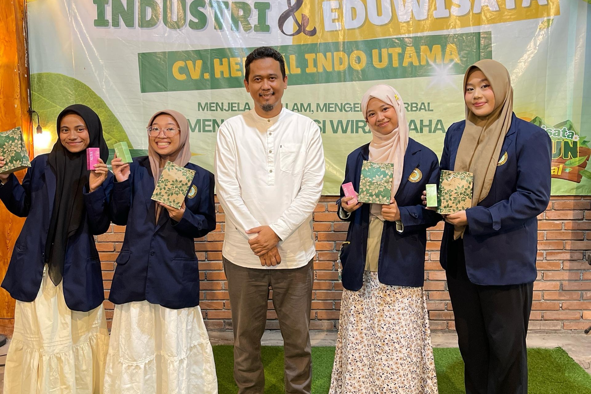 Kunjungan Industri Farmasi UMKT ke Herbal Indo Utama, Belajar Langsung dari Praktisi